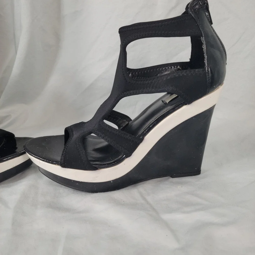 Simply Vera Vera Wang Wedge Sandal 9.5 Black White Platform Strappy 90s Y2K Chic